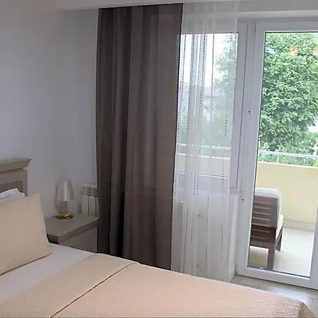 Luxury Center - Romana アパートホテル 4*